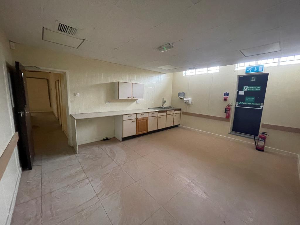 Lot: 145 - VACANT COMMERCIAL PREMISES IN HIGH STREET LOCATION - First floor staff room with access to flat roof